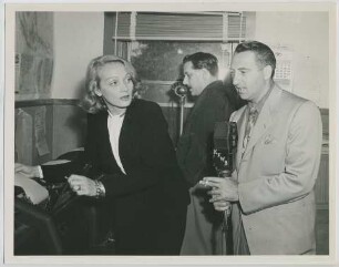 Marlene Dietrich im KFWB Rundfunkstudio, Meldung von der Kapitulation Japans (Los Angeles, August 1945) (Archivtitel)