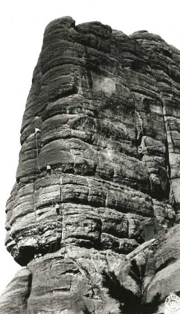 Sächsische Schweiz, Affensteine. Bloßstock. Seilschaft Rudolf Klemm in der Rinnenfolge des mittleren Wandteils bei der Erstbegehung der Westwand (VIIb [VIIc])
