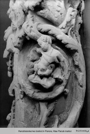 Fragment der südlichen Rankensäule vom Hauptportal des Domes