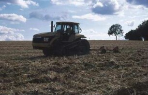Fotografie: Raupentraktor, Bodenbearbeitung, Gummiraupenlaufwerk