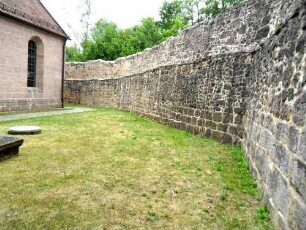 Kirchhof im Norden nach Nordwesten mit Kirchhofmauer (Konsolplatten sowie Steinbrüstung des Wehr- oder Umgangs erhalten) im Verlauf