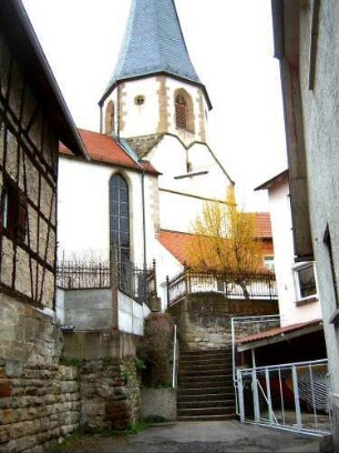 Ansicht von Süden mit Kirche (Kirchturm im Kern Gotisch mit Turmchor-Langhaus Barock überarbeitet) in ehemaligenm Kirchhof
