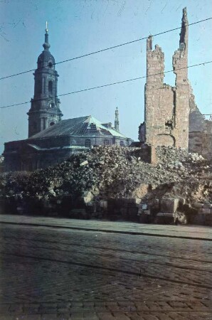 Dresden-Altstadt. Blick vom Friedrichsring (Dr.-Külz-Ring) über Trümmer nach Nordwesten zur Kreuzkirche
