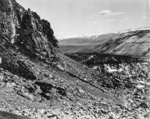 Felswand und Gesteinsmaterial : Blick vom Hagerman Pass auf eine Felswand und Gesteinsablagerungen. Im Hintergund ein Tal und weitere Gebirgsmassive.