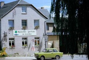 Giebel der Gaststätte "Zur Linde", PKW Trabant