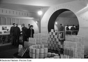 Ausstellungsstand des VVB Baumwollspinnereien und des VVB Bastfaser