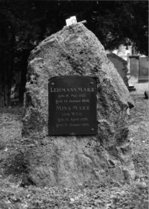 Grabstein 20 (Index: 100092728) Material: Stele:Muschelkalk; Platte: Granit Maße HxBxT: 165x100x75 cm Beschreibung: felsblockartige Stele mit eingelassener Schriftplatte: Grabstein 20