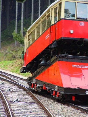 Standseilbahn bei Oberweissbach : Von der Talstation Obstfelderschmiede überwindet die steilste Standseilbahn der Welt für normalspurige Eisenbahnwagen auf einer Länge von 1360 m einen Höhenunterschied von 320 m bis zur Bergstation. Aufgenommen bei Oberweissbach am 29. April 2012