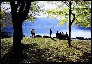 Titisee: Herbst am Ufer des Sees, Laubbäume [mit Anglern]