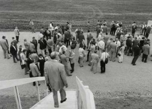 Offizieller Baubeginn für die Bundesautobahn 17 am 21.08.1998 am künftigen Autobahndreieck Dresden-West. Ehrengäste und Zuschauer auf dem Planum der Trasse. Blick vom Hang über Interimstreppe : Dresden. Offizieller Baubeginn für die Bundesautobahn 17 am 21.08.1998 am künftigen Autobahndreieck Dresden-West. Ehrengäste und Zuschauer auf dem Planum der Trasse. Blick vom Hang über Interimstreppe
