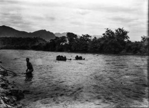 Übersetzen über den Rio Mizque : Eine Gruppe von Männern mit einem Kleinen Boot im Wasser