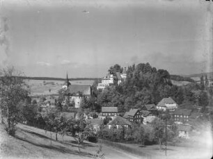 Unbekannter Ort. Ortsansicht mit Kirche
