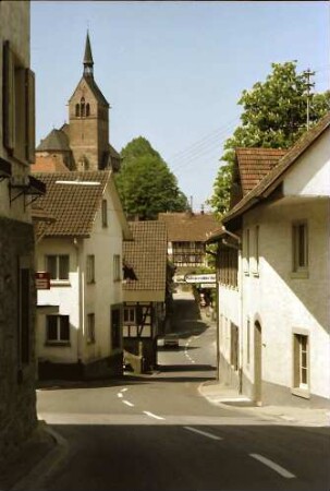 Waldulm: Straße mit Kirche