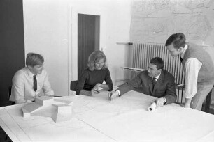 Bau des Badischen Staatstheaters durch das Architekturbüro Bätzner.