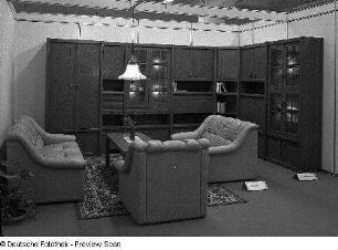 Ausstellungskoje des VEB Möbelkombinat Zeulenroda-Triebes (ZEUTRIE) mit Wohnzimmermöbeln. Ansicht mit Sitzgruppe (Modell 801) und Anbauwand "Eisenberg 5"