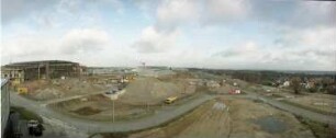 Dresden-Klotzsche, Flughafenstraße. Flughafen Dresden. Baustelle für das Parkhaus. Blick von der IMA-Halle gegen Terminal (im Bau) nach Osten