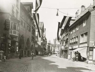 In der Maximilianstraße in Lindau : Lindau. Maximilianstraße (Hauptstraße) mit Brotlauben. Blick nach Osten