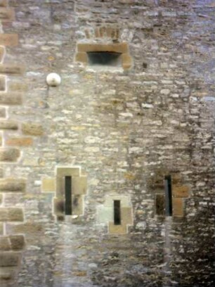 Stadtbefestigung-Wehrturm (Pfeiferturm Jahr 1460)-Ansicht von Norden- Mittelgeschosse mit Schlitzscharten (Armbrust) sowie vermaueter Halbkugel (Trutzsymbol) und Büchsenscharte