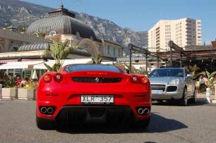 Monte Carlo - Parkplatz am Casino : Cafe de Paris neben dem Casino, Ferrari davor geparkt. Aufgenommen 2006 in Monaco