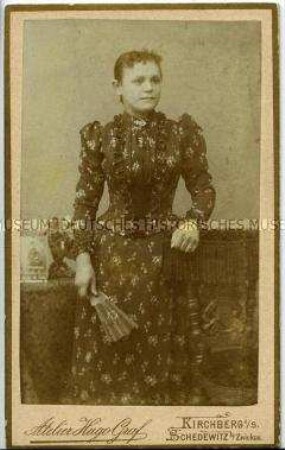 Junge Frau im geblümten Kleid, Carte de Visite