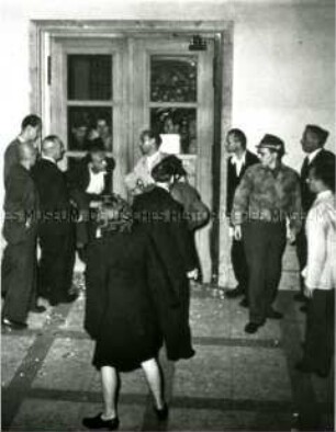 Demonstranten dringen in das Magistratsgebäude ein