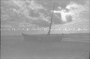 Fischerboot am Strand von Köslin