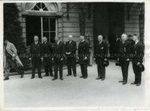 Die Reichsstatthalter nach ihrer Vereidigung vor der alten Reichskanzlei