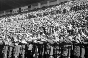 Bukarest: Anef Sportfeld, Publikum auf der Tribüne beim Singen der deutschen Nationalhymne [Fußball-Länderspiel Rumänien - Deutschland]