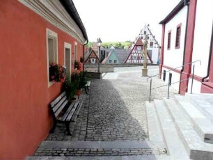 Stadtkirche-Kirchhof im Süden von Ost nach West mit eingebautem Haus im Süden