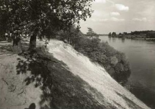 Fläming. Rechtes Elbufer unterhalb Wittenbergs bei Griebo. Steilhang des Flämingrandes (von der Elbe angeschnittenes Prallufer). Blick stromauf bei Hochwasser