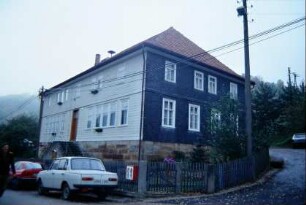 Schule neben der Kirche