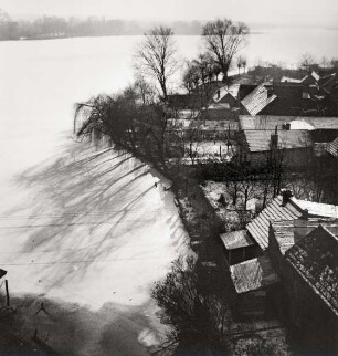 Fotografie des zugefrorenen Großen Müllroser See am Wehr von Müllrose.