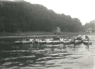 Wasserwanderung Regensburg-Wien der sächsischen Teilnehmer des Arbeiterjugendtreffens am 15. Juli 1929. Gruppenaufnahme in den Booten