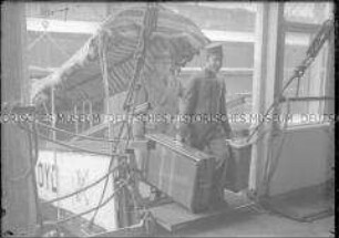 Passagier und Page mit Koffern betreten über die Gangway des Norddeutschen Lloyd den Hochseepassagierdampfer "Bremen"