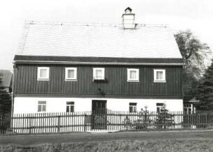 Dörnthal (Pfaffroda-Dörnthal), Hauptstraße 191. Wohnhaus (Hof Nr. 80). Straßenfront mit Einfriedung
