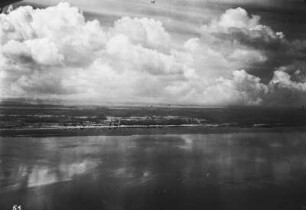Der Onegasee : Luftaufnahme über dem Onegasee. Am Horizont Cumuluswolken.