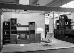 Anbauwand (Modell 5057) : Ausstellungskoje des VEB Möbelkombinat Dresden-Hellerau mit Anbauwand (Modell 5057)