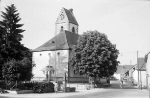 Hauingen: Kirche mit Storchennest