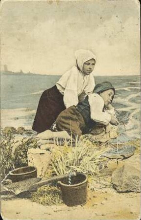 [Kinder sammeln Muscheln am Meer]