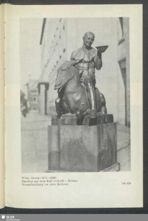 Plastik von Georg Wrba "Bacchus auf dem Esel reitend vor dem Rathaus"