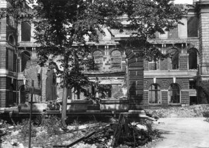 Beschädigtes Johanneum an der Südseite der Universität
