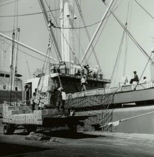 Freetown (Sierra Leone). Stückgutumschlag im Hafen, um 1960