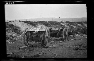 Nicht identifizierbare Gegend bei Cléry (=Cléry-sur-Somme) oder Brie (beide Dep. Somme, Frankreich): aufgereihte "erbeutete Geschütze; Geschützstellung" (Nahaufnahme)