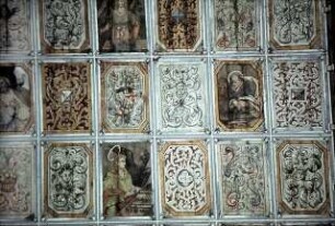 Maria, Christus, Engel und Heilige zwischen Ornamentfeldern