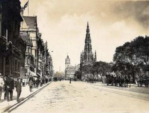 Edinburgh/ Schottland: Prince´s Street. Blick entlang der Hauptstraße Prince´s Street auf Scotts Monument bis auf Carlton Hill am Ende der Straße