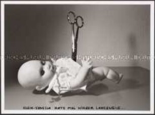 Schere steckt in liegender Puppe (Sonderthema: Langeweile)