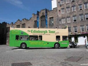 Rundfahrtbus : Stadtrundfahrtbus im Altstadtviertel von Edinburgh. Aufgenommen im Juni 2005. Foto Uwe Gerig