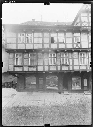 Quedlinburg, Steinbrücke 1/2. Wohnhaus mit Läden (um 1660). Straßenfront