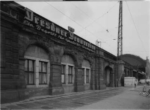 Hauptbahnhof (1892-1898). Ostbau mit Diensträumen und ehemaligem Durchgang I. Ansicht vom Wiener Platz : Dresden. Hauptbahnhof (1892-1898). Ostbau mit Diensträumen und ehemaligem Durchgang I. Ansicht vom Wiener Platz