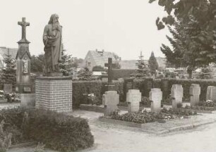 Grabmalsanlage für kirchliche Würdenträger mit Paulus-Denkmal